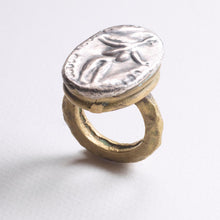 Load image into Gallery viewer, Female Signet Ring
