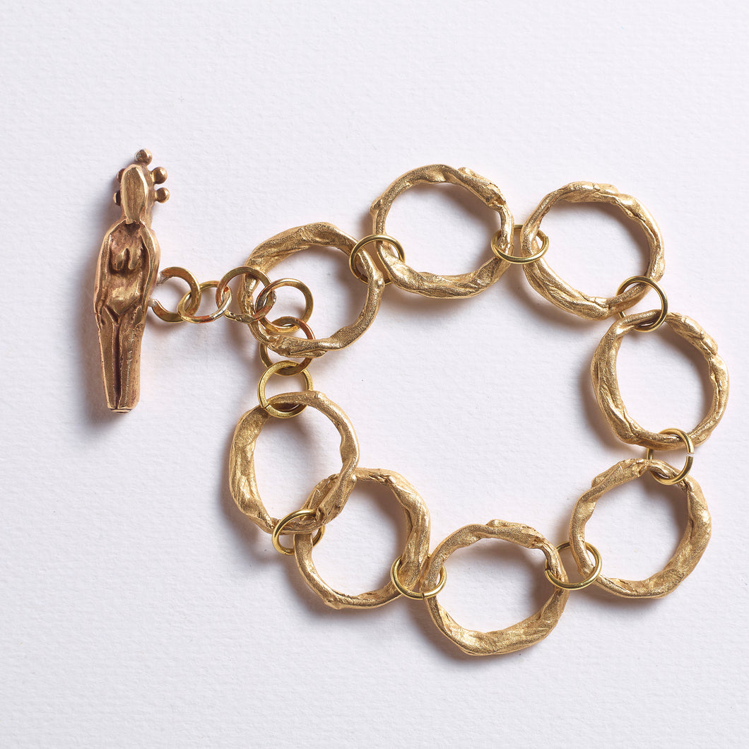 Figurine clasp chain